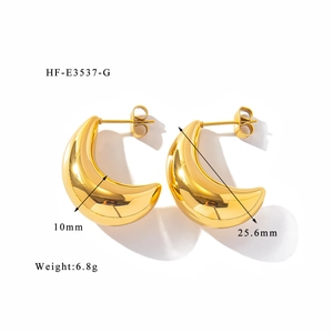 Vue détaillée de boucles d'oreilles créoles dorées polies avec finition miroir brillant