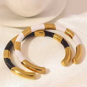 Bracciali stile bambù in acciaio al titanio con smalto bianco e nero e finitura oro