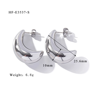 Vue détaillée de boucles d'oreilles creuses en forme de C avec dimensions et poids