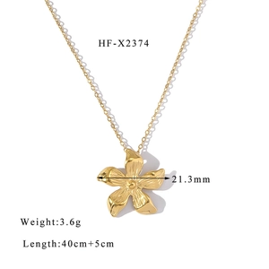 Détail du collier fleur plaqué or 18K avec dimensions et données de poids réelles