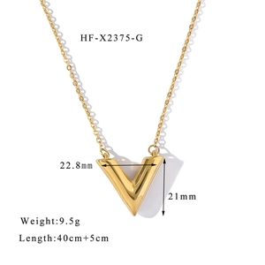 Détails du pendentif en V doré de 22,8mm x 21mm sur une fine chaîne de collier