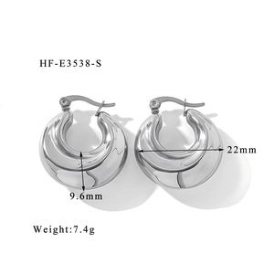 Détail de boucles d'oreilles créoles argentées de 22mm de diamètre et 9,6mm de large