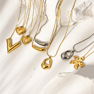 Parure de colliers plaqués or 18K avec pendentifs en V, cœur et anneau organique