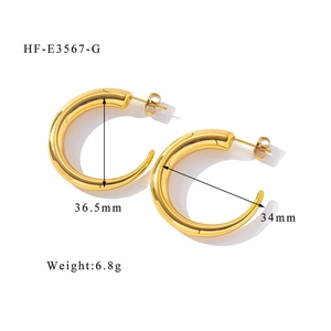 Dettaglio di grandi orecchini a cerchio a U placcati oro 18K con misura 36,5x34 mm