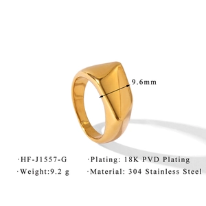 Dettaglio macro dell'anello triangolare geometrico in acciaio inossidabile placcato oro 18K