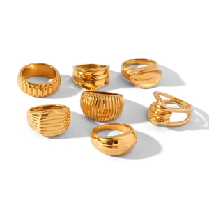 Set di 7 anelli in acciaio al titanio placcati oro 18K con trame a nodo e ingranaggi