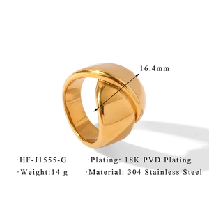 Dettaglio anello intrecciato in acciaio placcato oro 18K con diametro di 16,4mm