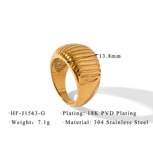 Dettaglio anello dorato 18K PVD con fascia strutturata da 13,8mm in acciaio inox 304