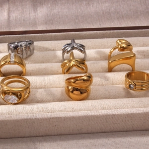Golden and silver 18K plated rings set with starfish heart and zircon details
