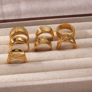 Dettaglio di sei anelli assortiti in acciaio inossidabile placcati oro 18k in scatola