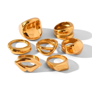 Set di 7 anelli geometrici minimalisti placcati in oro 18K con finitura lucida
