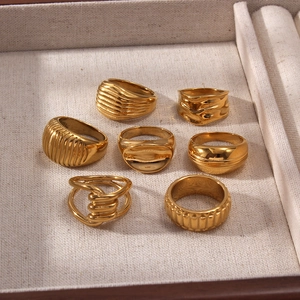 Dettaglio degli anelli in acciaio al titanio placcati oro 18 carati con varie trame