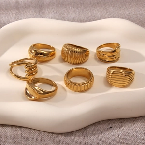 Set di 7 anelli spessi in acciaio inossidabile placcato oro 18k con design a trama