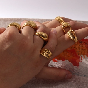 Set di anelli massicci in acciaio inossidabile placcati oro 18k sulla mano