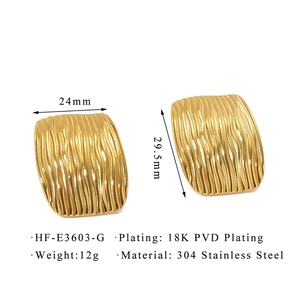 Gedetailleerde afmetingen van de 18K vergulde vierkante oorringen van 24 mm x 29,5 mm