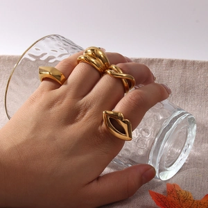 Set di quattro anelli geometrici placcati oro 18 carati indossati sulla mano