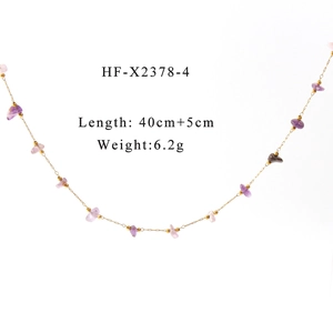 Détail du collier en chaîne or 18K avec pierres naturelles violettes et roses de 40 cm