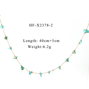 Collier bohème doré avec pierres turquoises montrant les dimensions de 40cm plus 5cm et poids