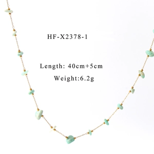 Détail du collier en chaîne dorée 18K avec pierres turquoise et perles dorées