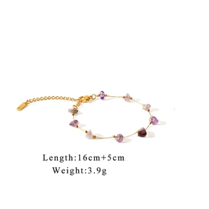 Détail d'un bracelet en or 18 carats avec pierres violettes naturelles et extension