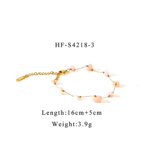 Détail d'un bracelet plaqué or 18 carats avec pierres naturelles roses et fermoir réglable