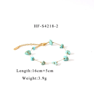 Détail d'un bracelet bohème en chaîne dorée avec pierres naturelles bleues et fermoir