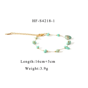 Détail du bracelet chaîne dorée bohème avec pierres brutes vert clair et fermoir