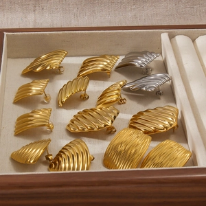 Geometrische Titanium Stalen Oorknopjes Met Geplooide Textuur Voor Dames 18K Vergulde Ripple Vierkante Sieraden Cadeau