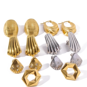 Détails des boucles d'oreilles géométriques irrégulières plissées or 18K et argent