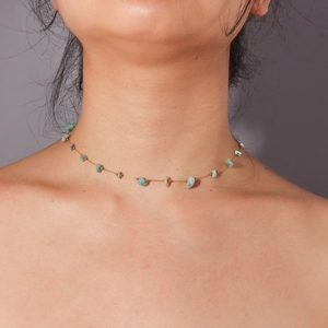 Détail du collier bohème en chaîne dorée avec pierres minérales naturelles bleu-vert
