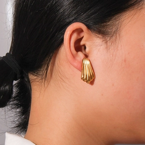 Boucles d'oreilles minimalistes en acier titane plaqué or 18K avec plis en éventail