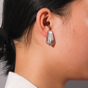 Boucles d'oreilles éventail à nervures verticales en acier inoxydable argenté sur modèle