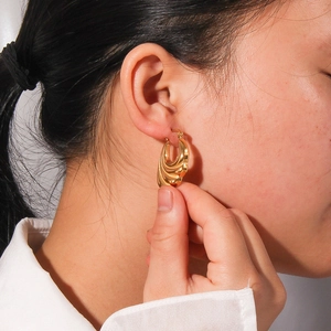 Boucles d'oreilles créoles classiques en acier titane plaqué or 18 carats avec texture