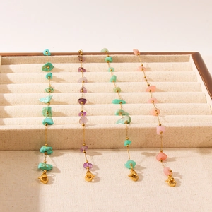 Détails macro de bracelets en pierres naturelles avec placage en or 18 carats et fermoir