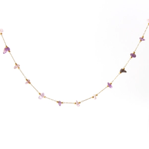 Collier bohème plaqué or 18 carats avec pierres d'améthyste naturelles sur fond blanc