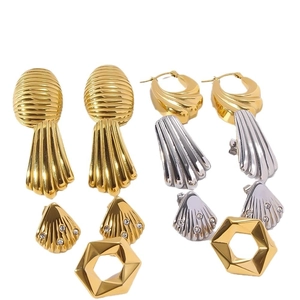 Boucles d'oreilles géométriques plissées en acier titane plaqué or 18K au design irrégulier