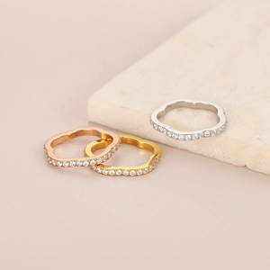 Three-color wavy plum blossom eternity rings with PVD 18K gold plating and micro-set zircons
