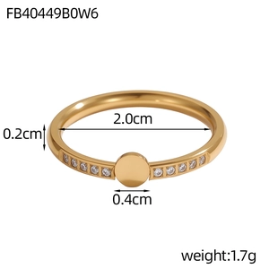 Makro-Detail von goldfarbenem Edelstahlring mit Mikrozirkon-Besatz und Rundscheibe