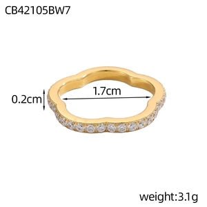 Macro shot showing 1.7cm inner diameter and 3.1g weight of the gold clover ring