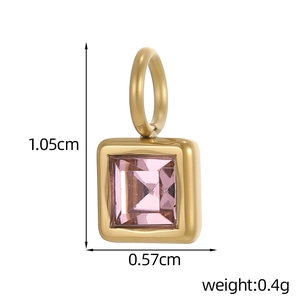 Détail macro du pendentif carré plaqué or 18 carats avec zircon rose et mesures