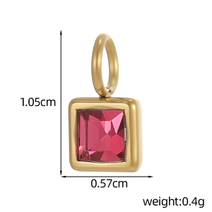 Vue détaillée d'un pendentif carré en or avec pierre rose et dimensions précises