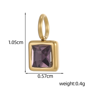 Vue macro du pendentif carré pierre de naissance violette avec dimensions 1,05x0,57cm