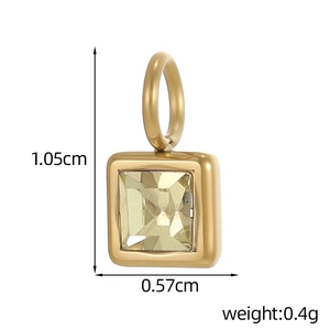 Détail du pendentif carré en plaqué or 18 carats avec dimensions et poids du bijou