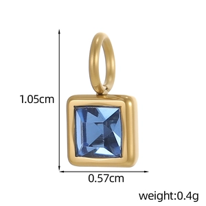 Détail du pendentif carré en cristal bleu plaqué or avec dimensions de 1,05 cm sur 0,57 cm