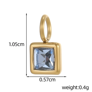 Détail macro du pendentif carré en pierre de naissance bleue avec dimensions