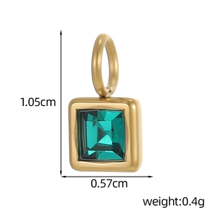Détail macro du pendentif émeraude carré avec placage en or 18 carats et dimensions