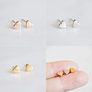Boucles d'oreilles cœur minimalistes en acier inoxydable en finitions or, rose et argent