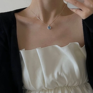 Collana minimalista a maglia serpente argento con ciondolo ovale in pietra di luna blu