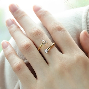 Bague ajustable plaquée or avec lettre A, zircons micro-pavés et pierre solitaire ronde