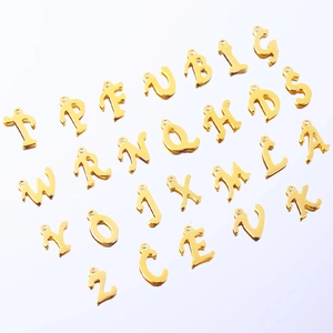 Set di ciondoli con lettere dell'alfabeto A-Z in acciaio inossidabile dorato elegante
